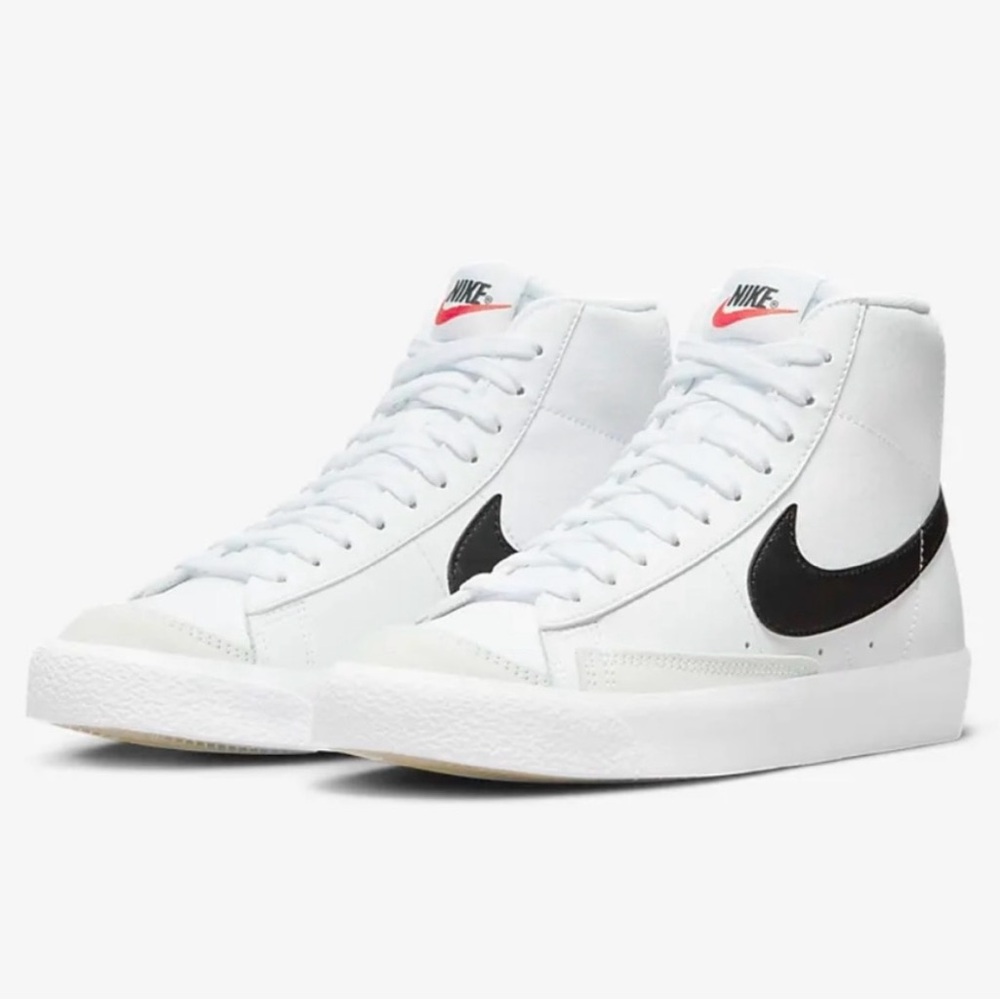 Nike White and Black Classic Sneakers